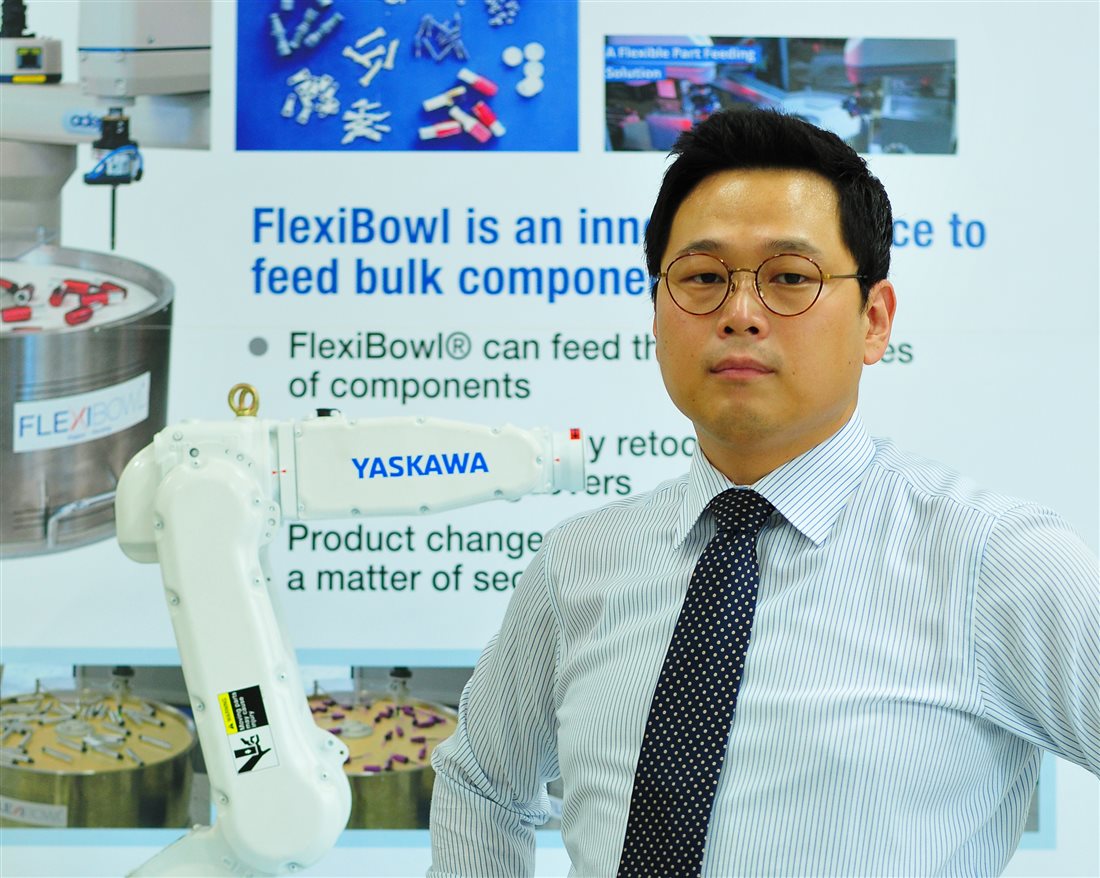 2016年 — 創業者と FlexiBowl・Yaskawa フレキシブルフィーディングソリューション