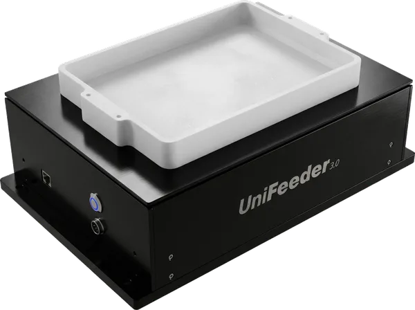 UniFeeder 플렉시블 피더 — 진동 플랫폼이 하부 백라이트로 빛난다