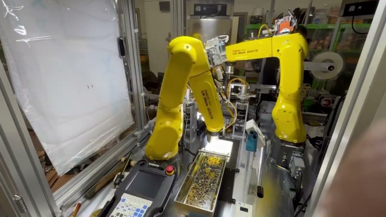 FANUC ロボットによる超小型電子部品のリールテーピング — 供給・ピック・検査を一つの流れに — 部品と検出画面